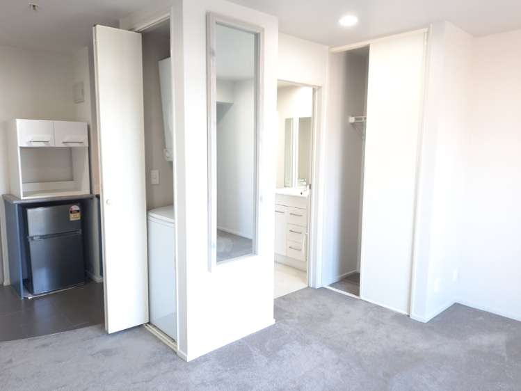 3J/10 Crown Lynn Place 1732_3