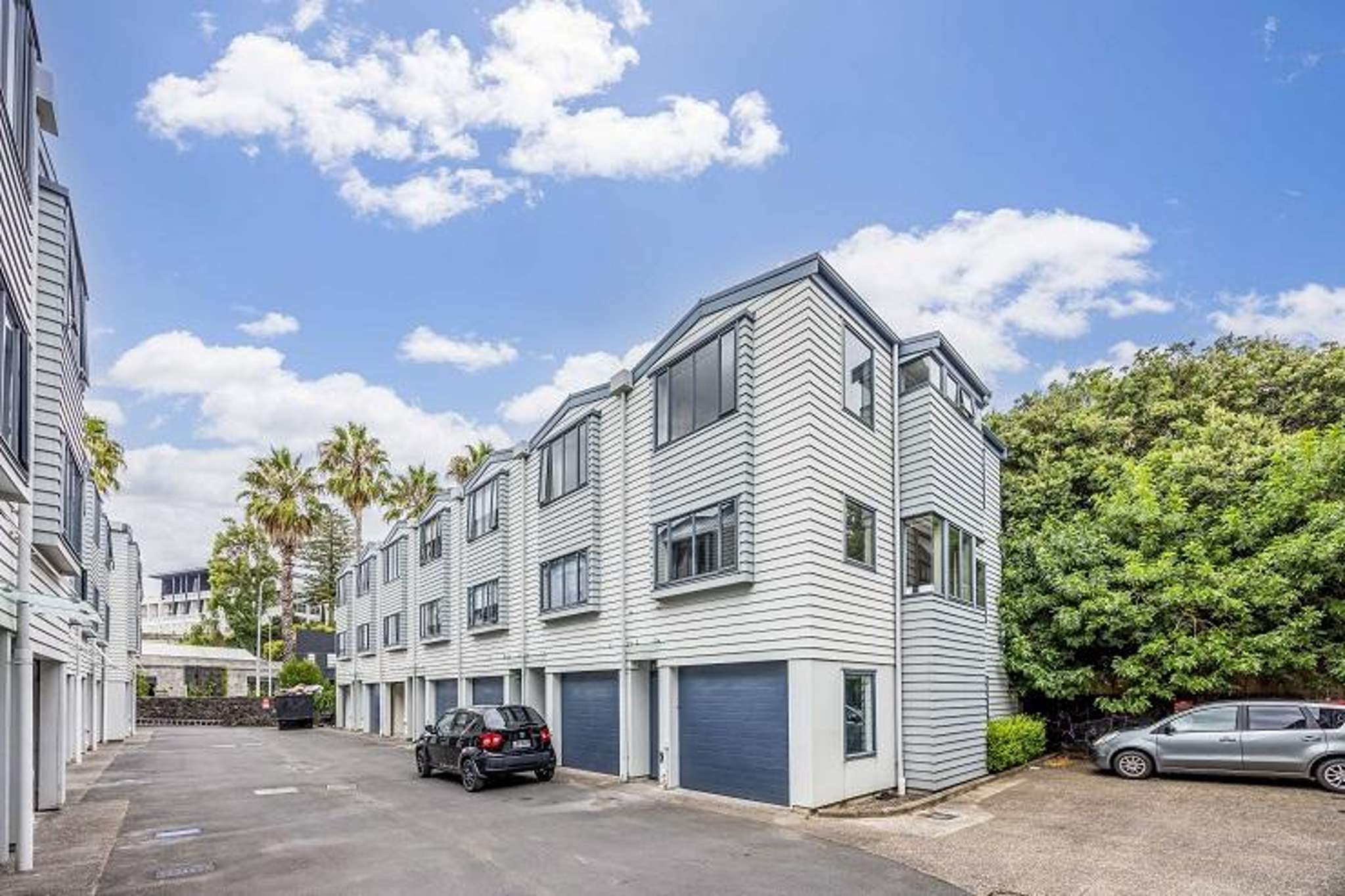 Auctioneer’s risky $1 bet pays off as townhouse sells for $93,500