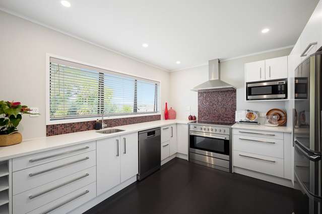 2/15 Castaing Crescent Te Atatu South_3