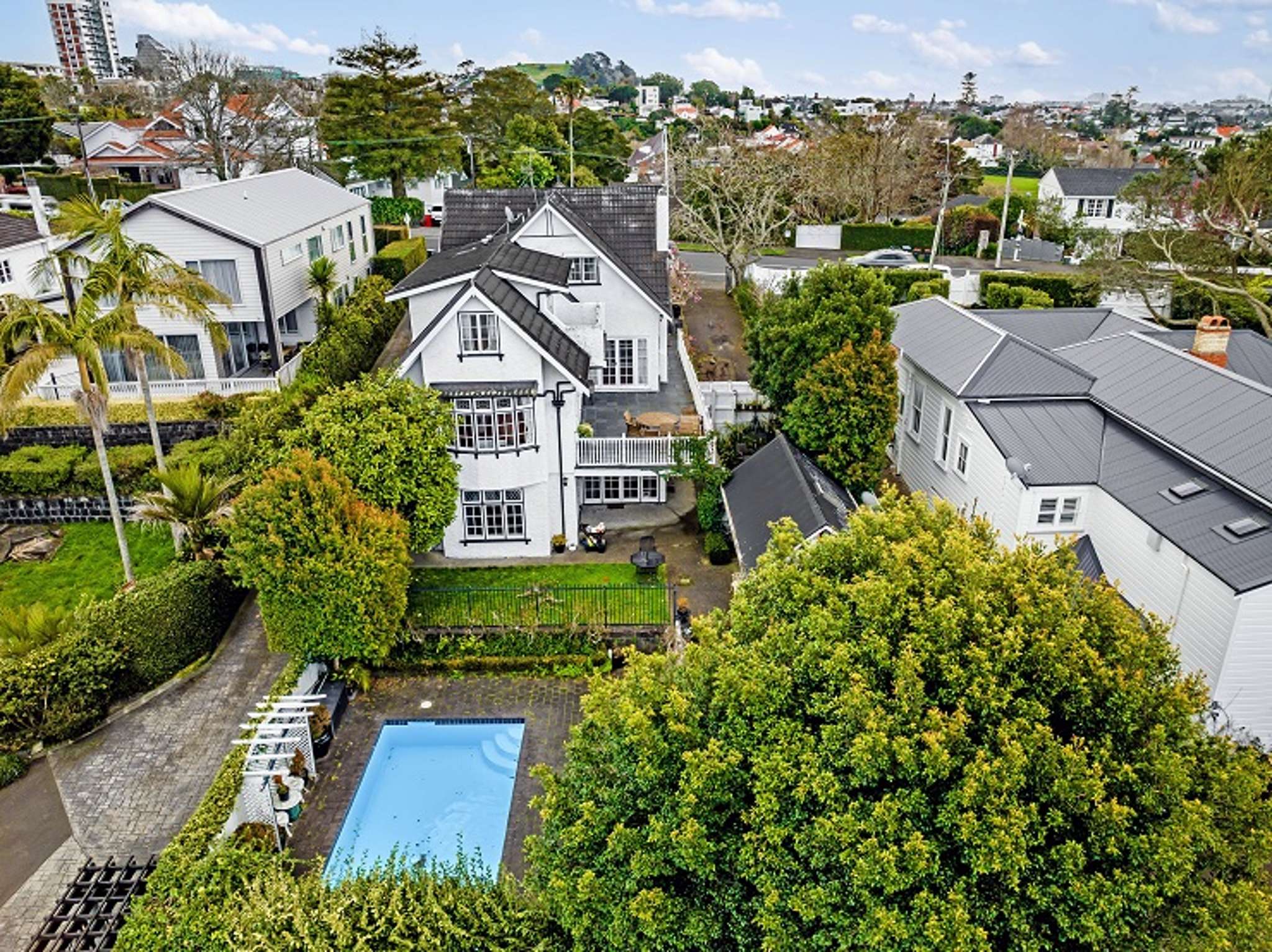 Defective Remuera mansion sells for $3.69m at court-ordered auction