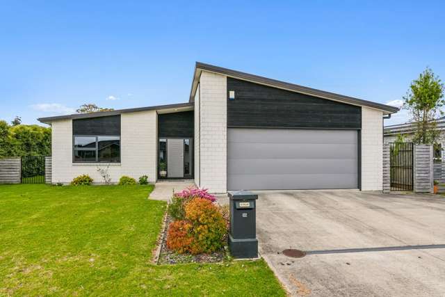 Sleek and Stylish 4-Bed in Quiet Cul-de-Sac