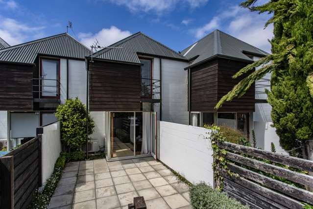 2/30 Clissold Street Merivale_1