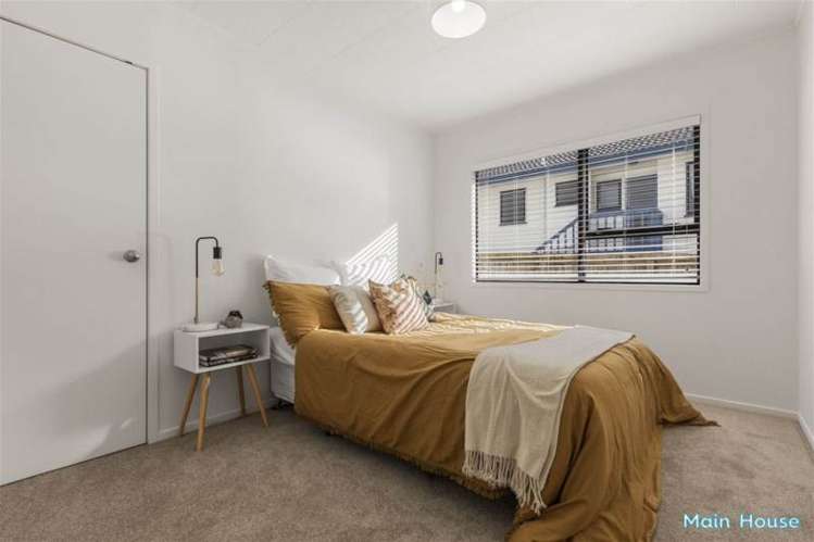 8 & 8A Kupari Place Totara Vale_5