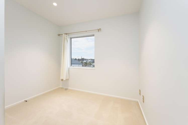 77 Bordeaux Parade Te Atatu South_13