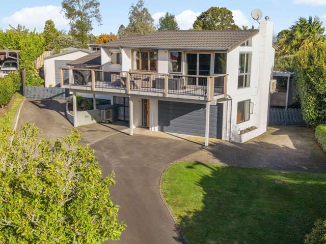 NORTH SIDE STANDOUT!