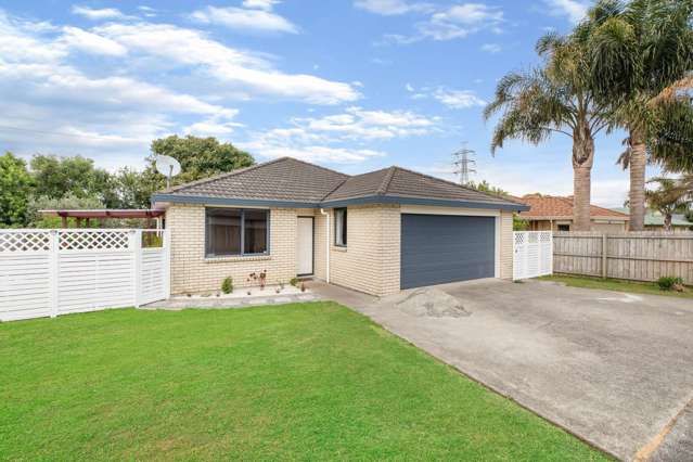 Stunning 4-Bedroom Home for Rent: 2 Bathrooms, Double Garage, and Fenced Yard!