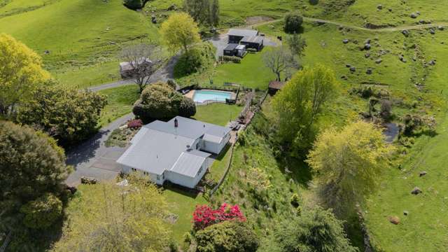 Country Charm - Modern Comfort