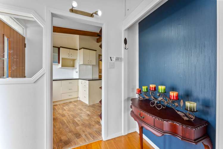 27 Colmar Road Mellons Bay_11