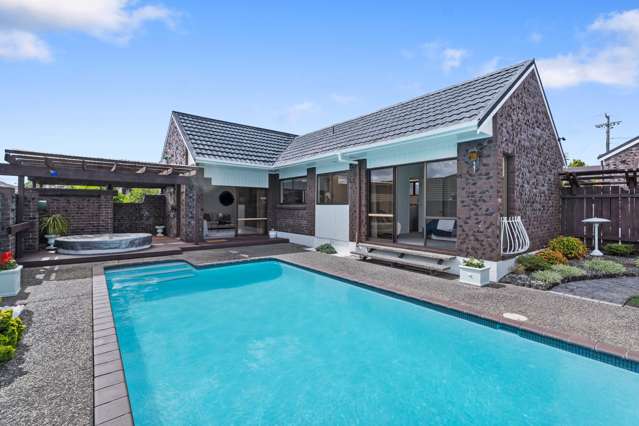 Poolside living, single-level ease