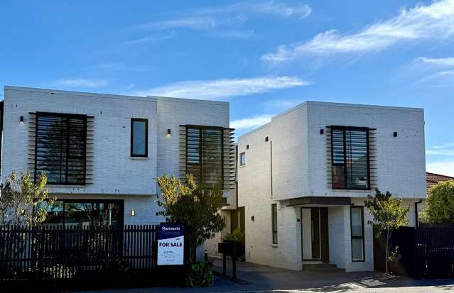 FULLY FURNISHED EXECUTIVE SPACIOUS TOWNHOUSE!