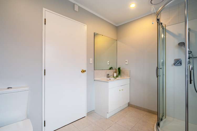 2/133 Pah Road Royal Oak_11