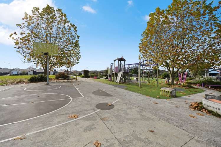 2/63 Cabourne Drive Glenview_13