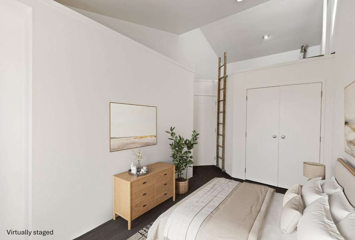 Spacious 3 bdrm townhouse + self-contained unit! 5