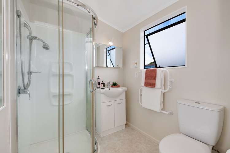 15 Higham Ferrers Place Red Beach_17