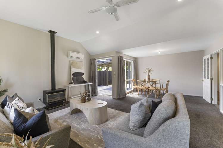 2 Delaware Crescent Russley_2