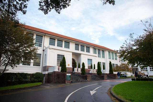 Families paying up to $800,000 more for homes in top school zones