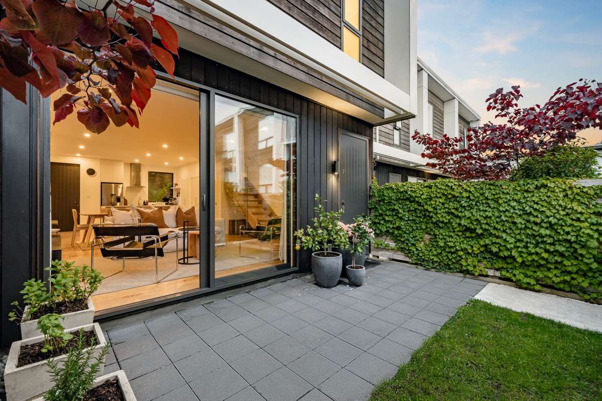 7/4 Glen Atkinson Street_0