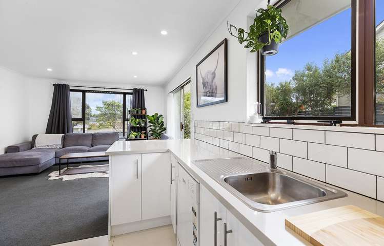 27 Akaroa Drive Maupuia_11