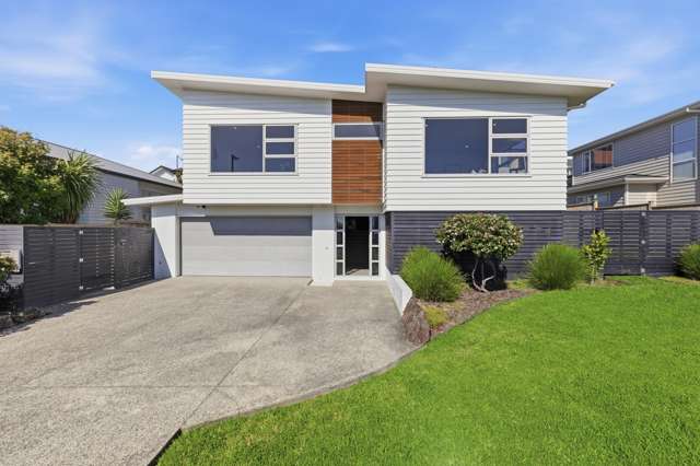 Expansive Section & Bright Open Living