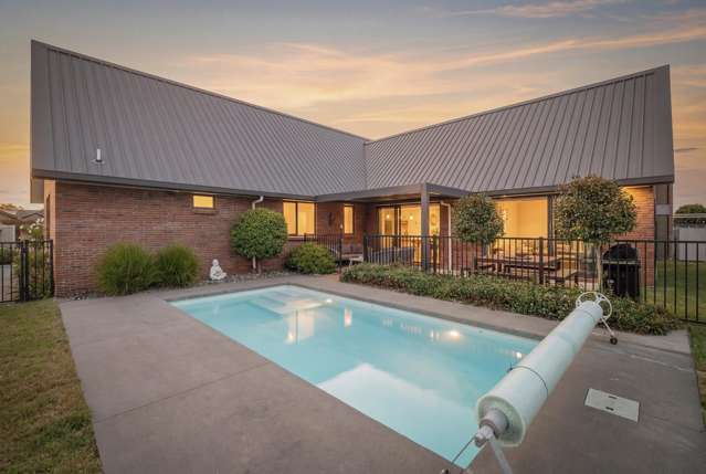 Modern Elegance - Motivated Vendor