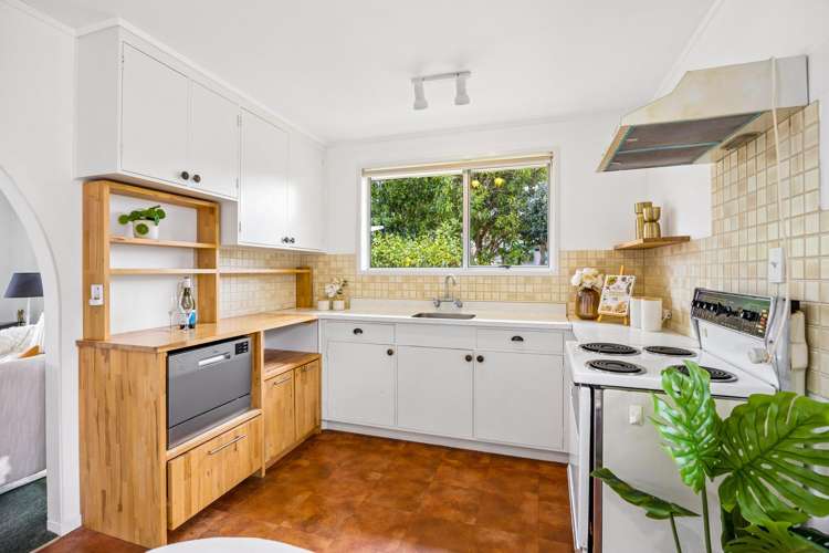 2/4 Aylmer Court Eastern Beach_7