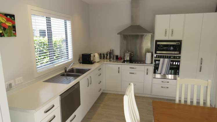 23 Chateau Crescent Rangatira Park_9