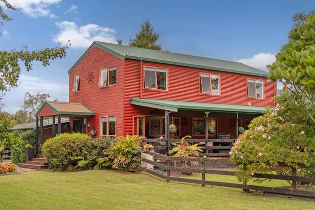 Exceptional Lifestyle Opportunity - Short Walk to Golf Course!!