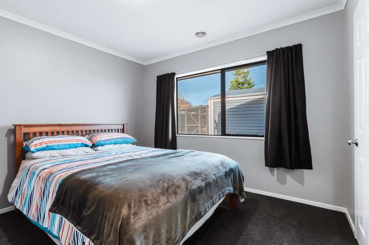 8 De La Mare Drive Leamington_17