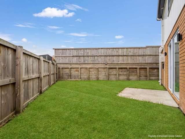 2/8 Mila Paige Close Glenview_3