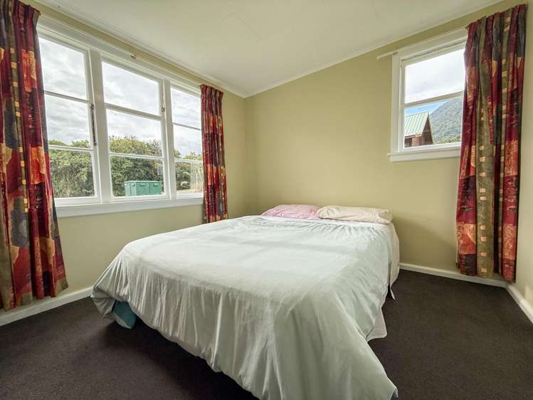 13 Main Road Fox Glacier_8