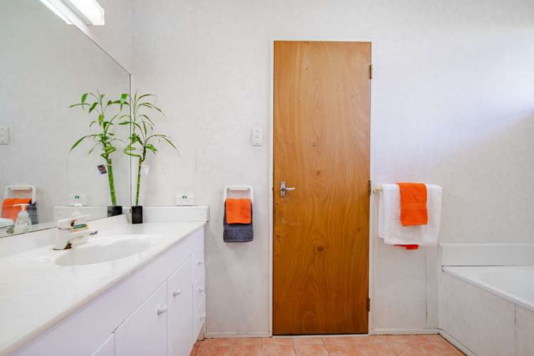 212 Golf Road Titirangi_11