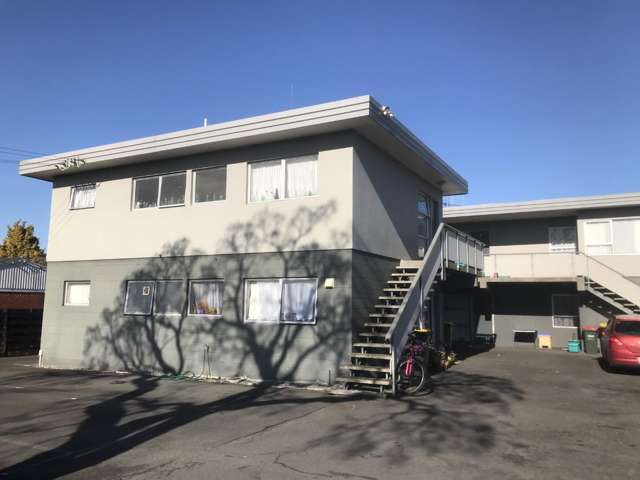 Spacious Two Bedroom Unit - Close to CBD