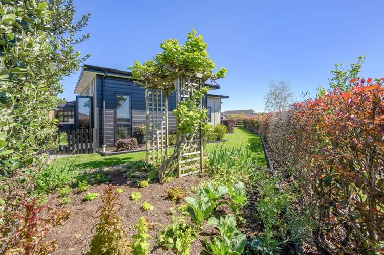 2 Benmore Crescent Pyes Pa_26