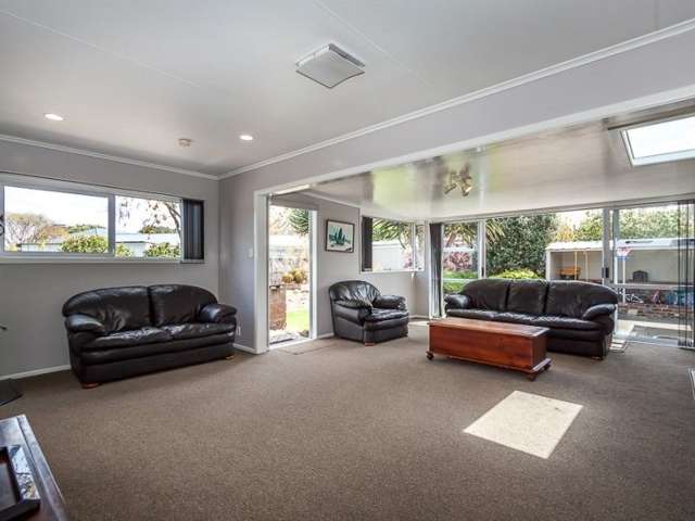 7 Eaton Crescent Otamatea_1