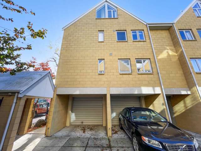 CITY CENTRE - 2 BEDROOM FULLY FURNISHED TOWNHOUSE, SINGLE GARAGE.