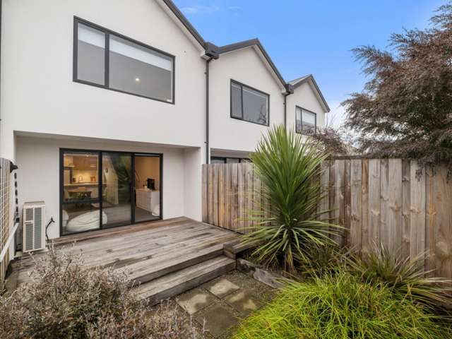 Stylish Central Townhouse with Garaging!