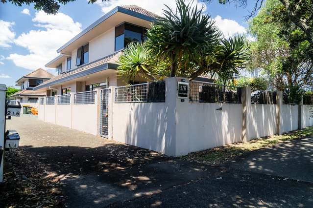 Big & Beautiful 5 Bedroom - Right Next To Beach