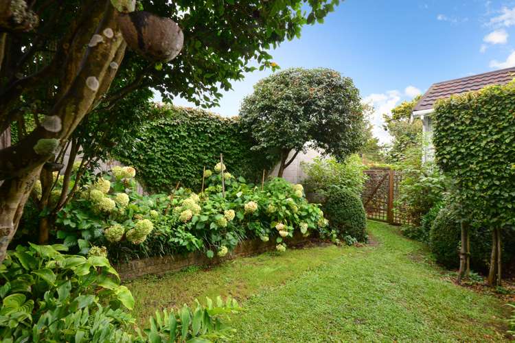 724 River Road Chartwell_17