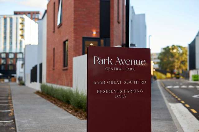 Luxury living with 2 bedrooms 3 bathrooms 2 carparks