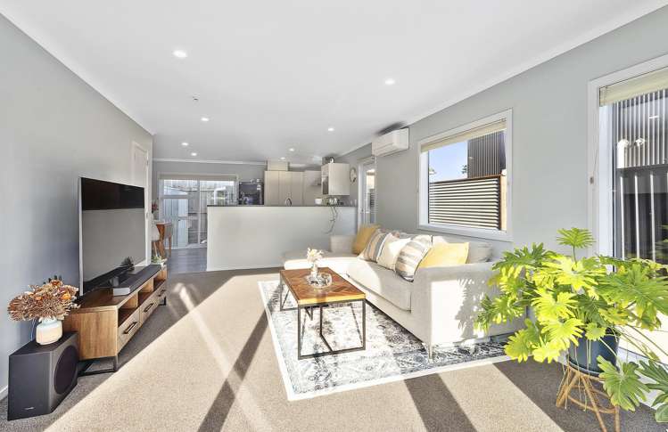 2/1 Murphy Place Titahi Bay_1
