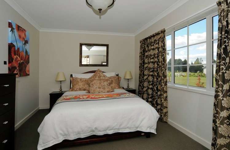 12 Chateau Crescent Rangatira Park_15