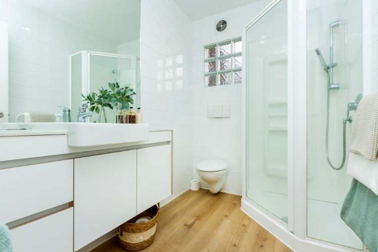 1/241 Hurstmere Road Takapuna_15