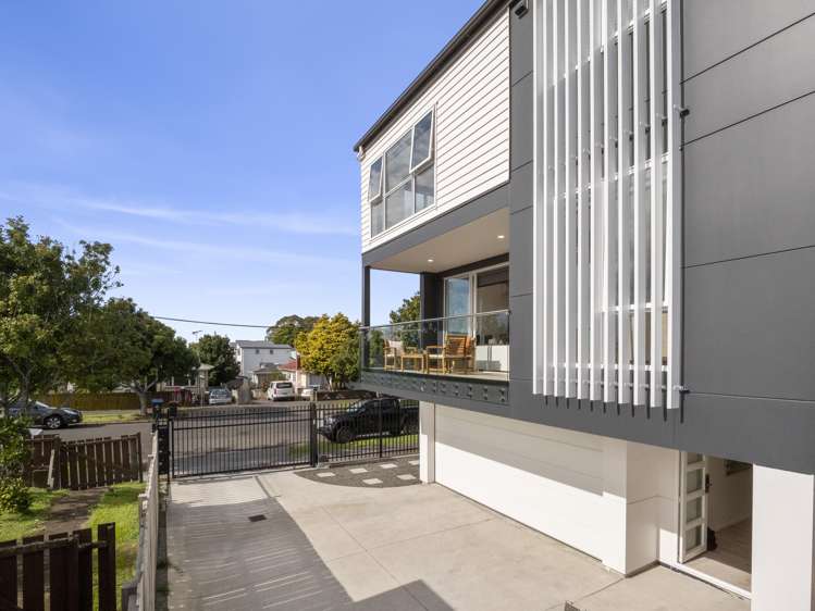 5A Holland Avenue Point England_24