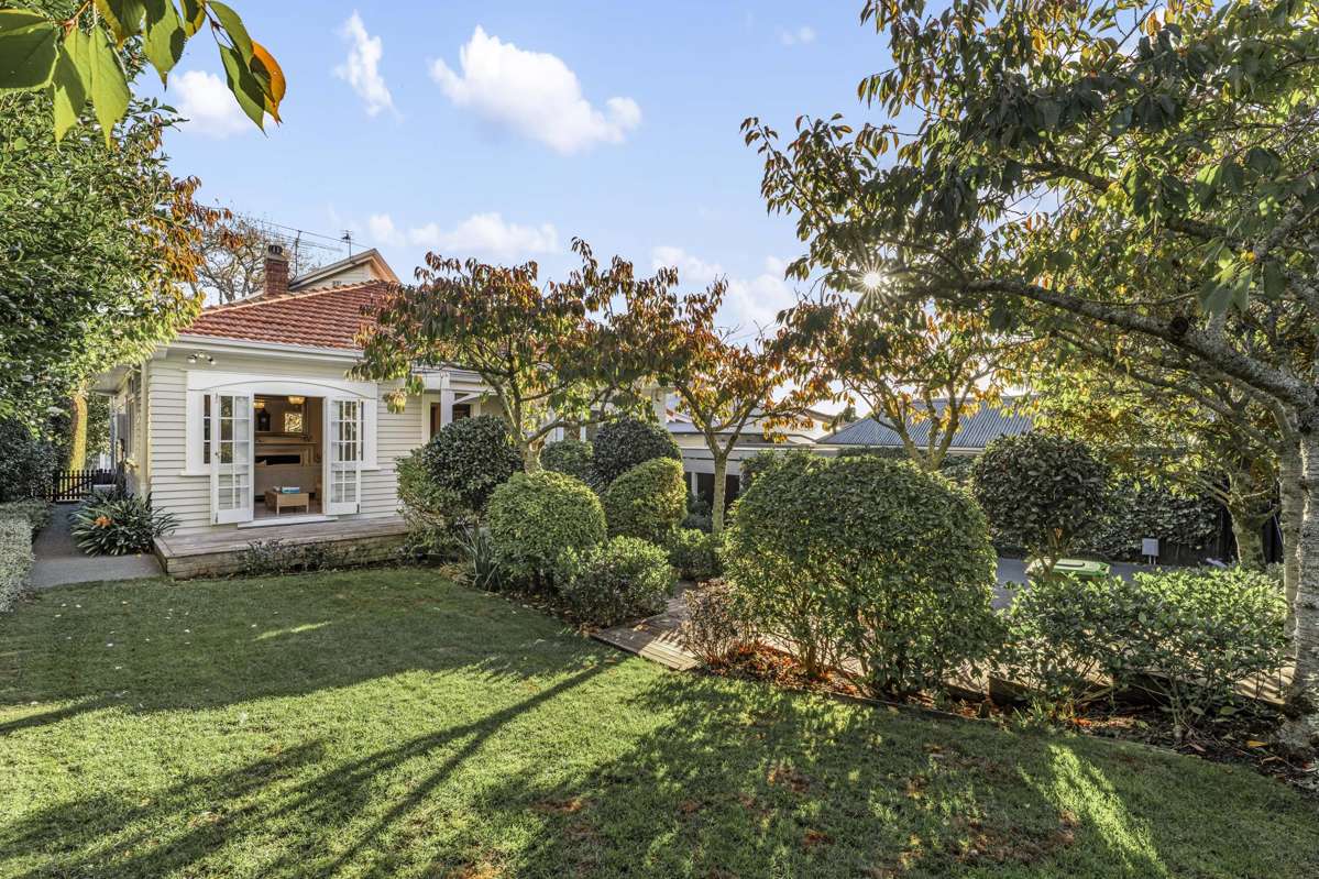 36 Waiatarua Road_5