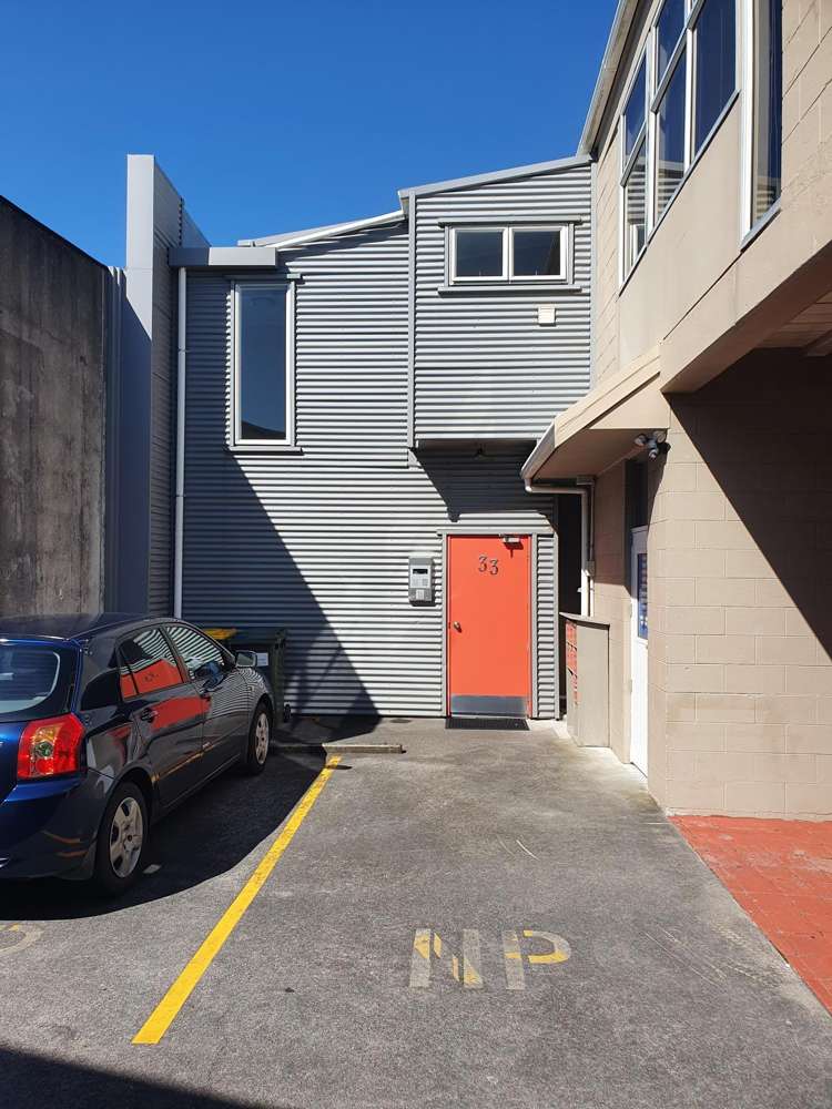 33 Gover Street Central_14