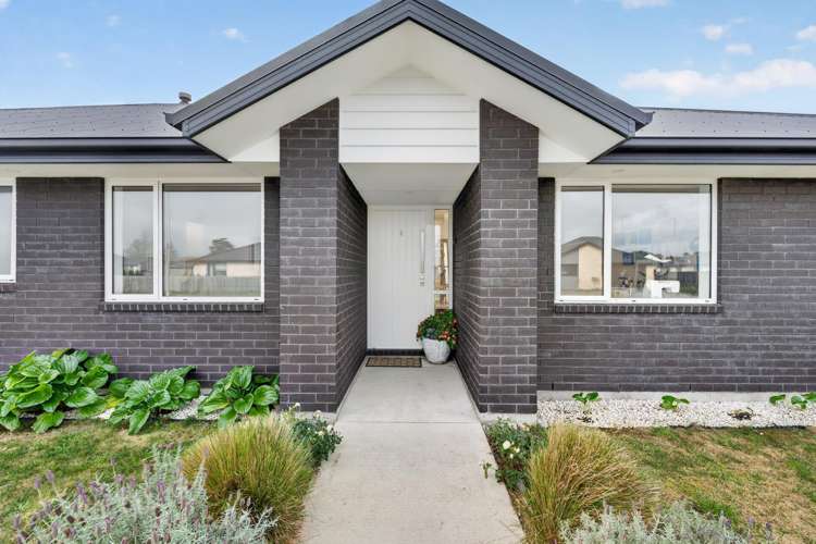 54 Graeme Foote Street_1