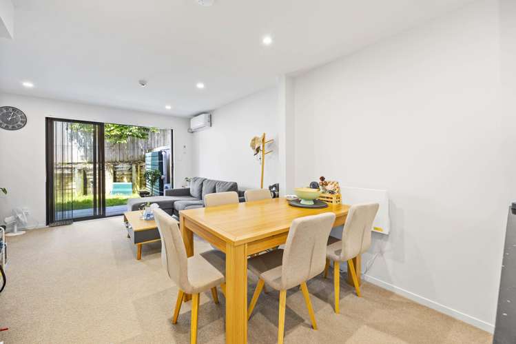 16/18 Hewlett Road Massey_18