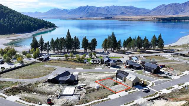 Section in Pure Splendour: Station Bay Lake Tekapo