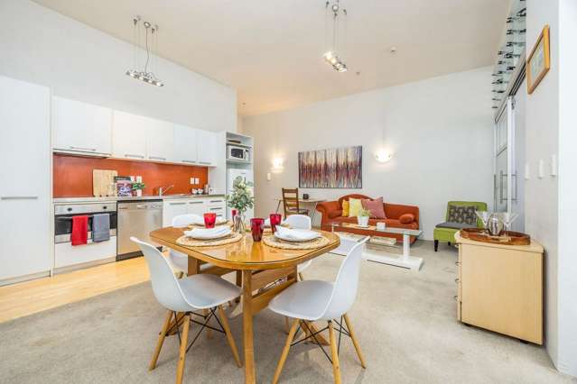 2 BED - Top floor, lofty and light