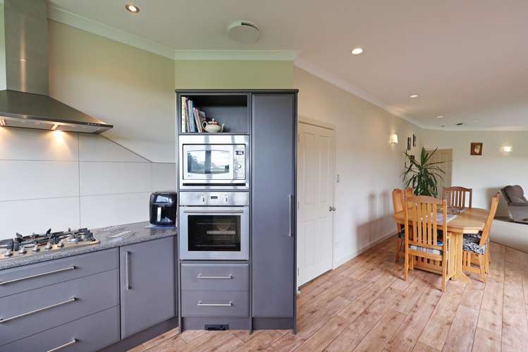 203 Pomona Road East_4